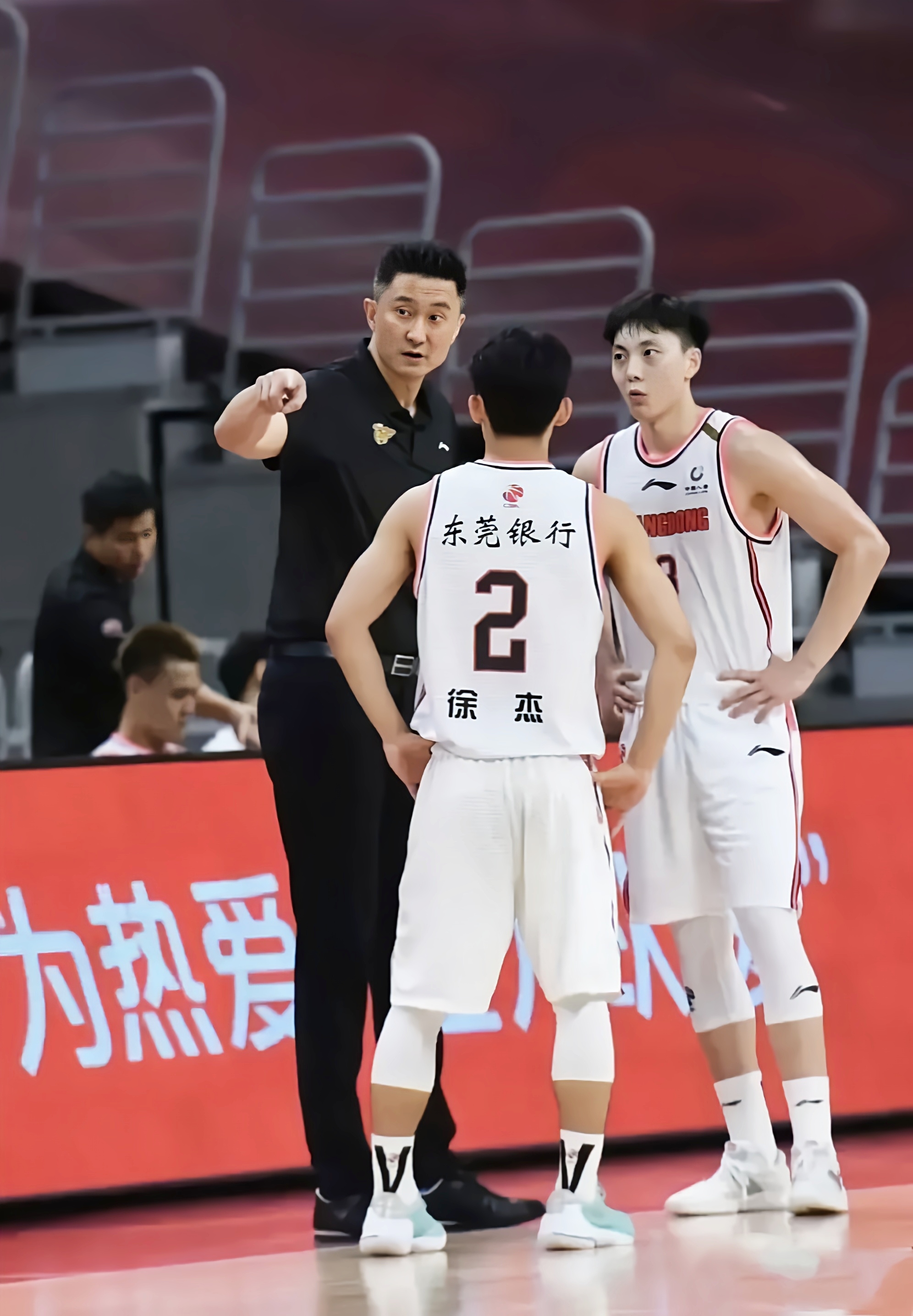 广东宏远发布备战花絮，冲刺阶段主帅复盘，亚冠任务艰巨，轮换策略成焦点的简单介绍